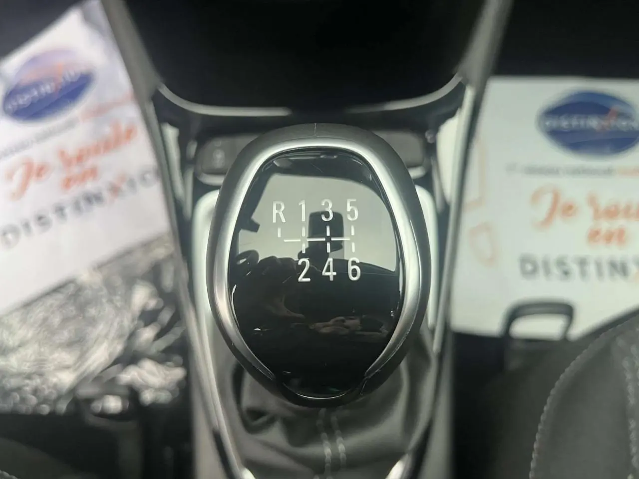 Le levier de vitesses manuel de l'Opel Crossland rouge, vue rapprochée centrée sur la commande à six rapports.