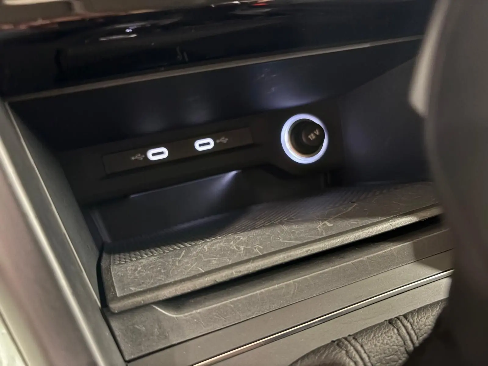 Prise USB et prise 12V éclairées dans la console centrale du Volkswagen Touran 2024 finition Life Plus.