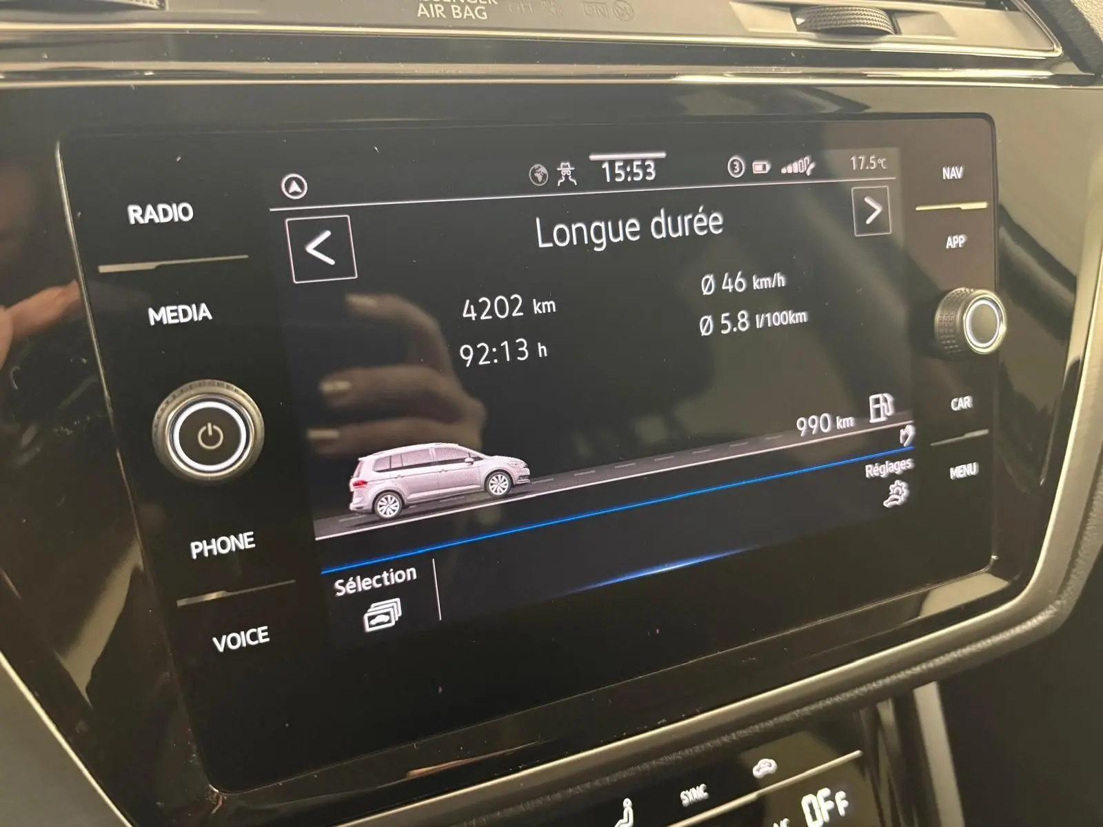 Écran tactile central du Volkswagen Touran 2024 affichant les données de conduite longue durée en intérieur noir.