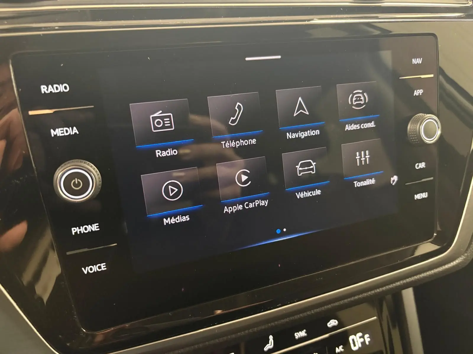 Écran tactile central du Volkswagen Touran 2024 affichant les options radio, navigation et Apple CarPlay.