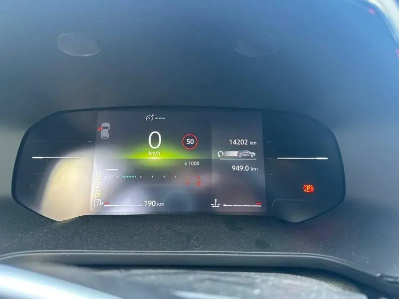 Vue rapprochée du tableau de bord numérique du Renault Captur 2025 affichant la vitesse à 0 km/h et diverses informations de conduite.
