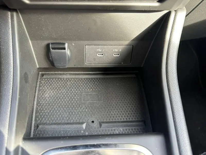 Gros plan sur la console centrale noire du Renault Captur 2025 montrant deux ports USB-C et un espace de rangement.