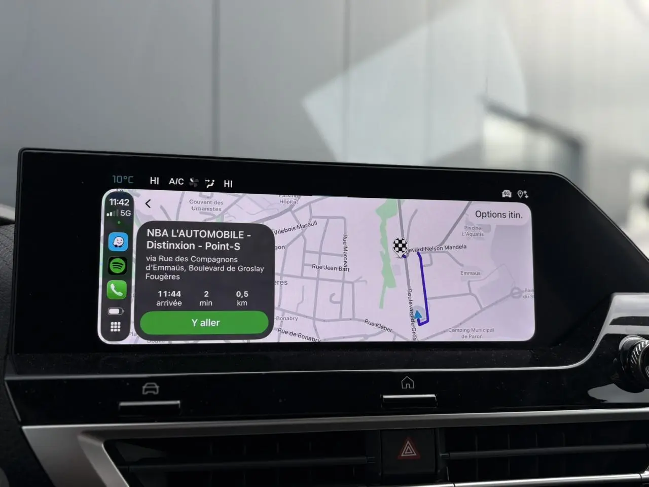 Écran tactile central du tableau de bord de la Citroën C4 Hybrid 2025 affichant la navigation GPS en mode clair.