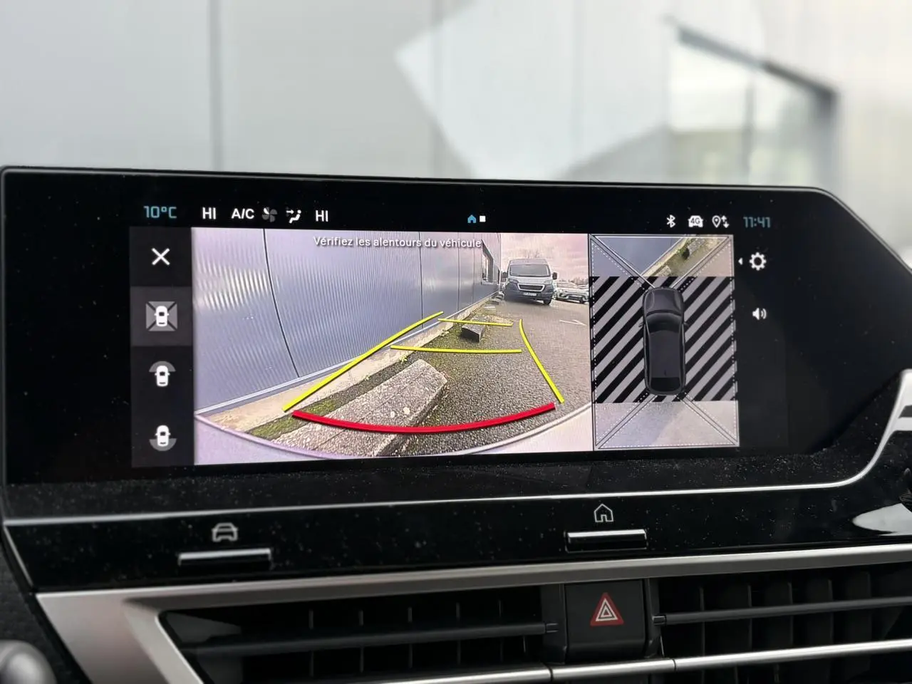 Écran tactile intérieur montrant la caméra 360° et la vue arrière du Citroën C4 Hybrid gris Mercury.