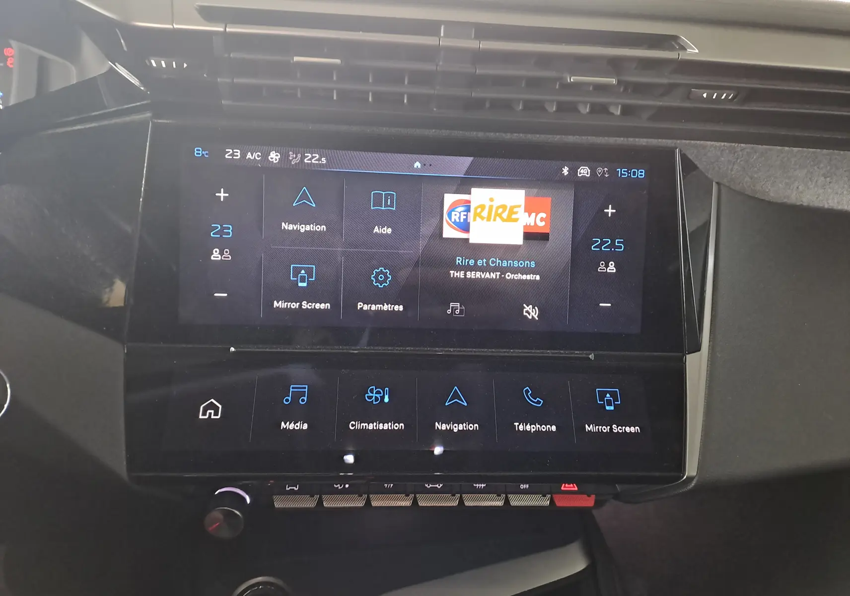 Écran tactile central du tableau de bord de la Peugeot 308 2024, affichant navigation et radio Rire et Chansons.