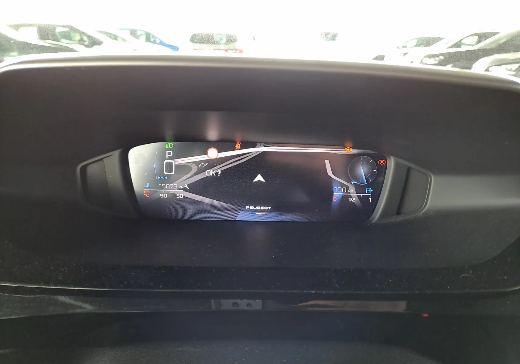 Tableau de bord numérique de Peugeot 308 Diesel 2024 affichant la vitesse, la consommation et l'autonomie.