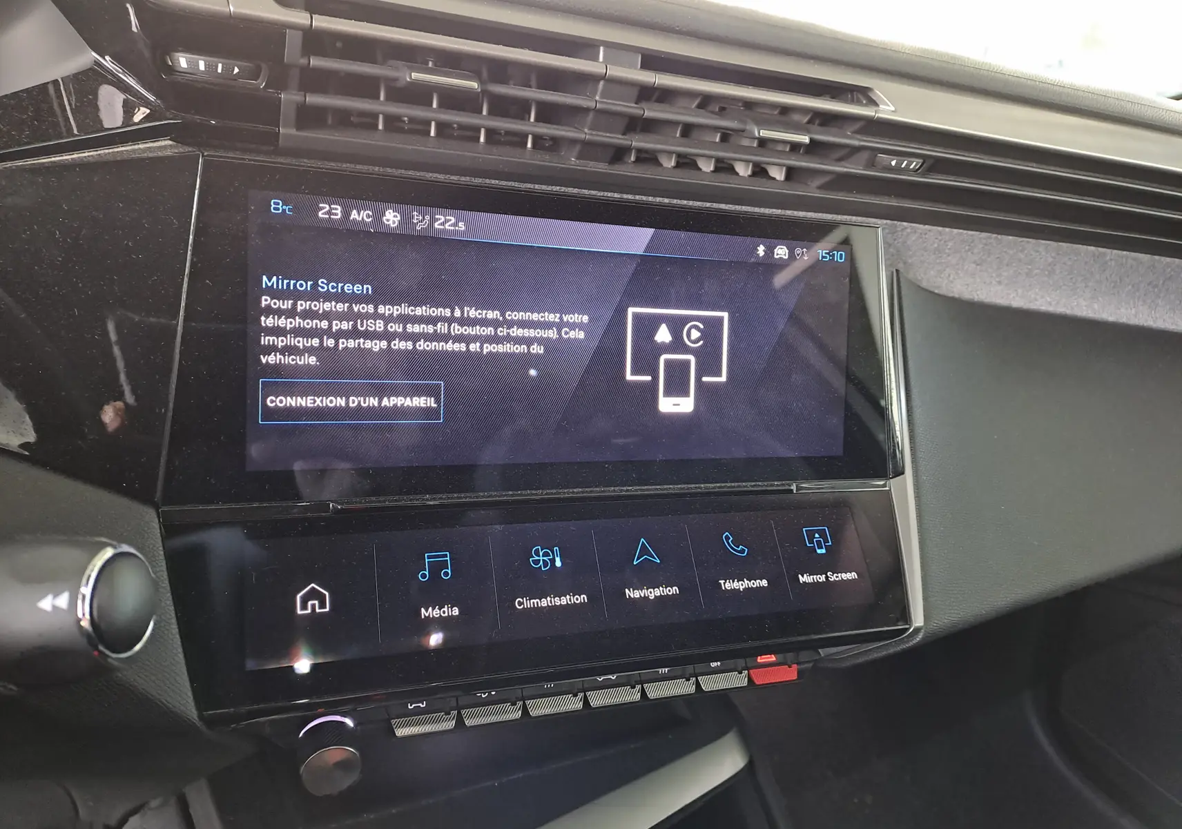 Écran tactile central en gros plan dans l’habitacle noir d’une Peugeot 308 2024, affichant le menu Mirror Screen.