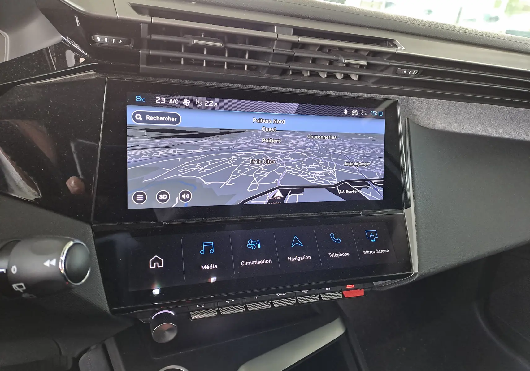 Vue rapprochée de l'écran tactile central avec navigation 3D dans l'habitacle noir d'une Peugeot 308 2024 blanche.