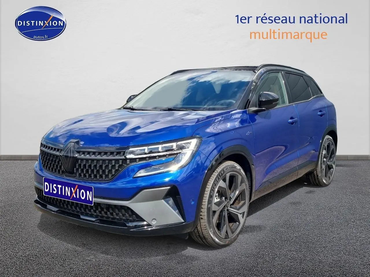 Renault Austral 2025 bleu iron en 3/4 avant droit, avec jantes alu noires et toit noir contrasté.