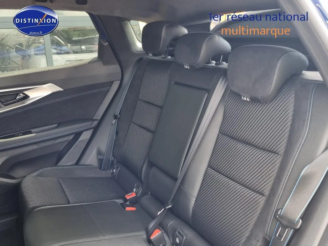 Vue intérieure sur la banquette arrière en tissu noir du Renault Austral 2025, avec ceintures et appuie-têtes visibles.