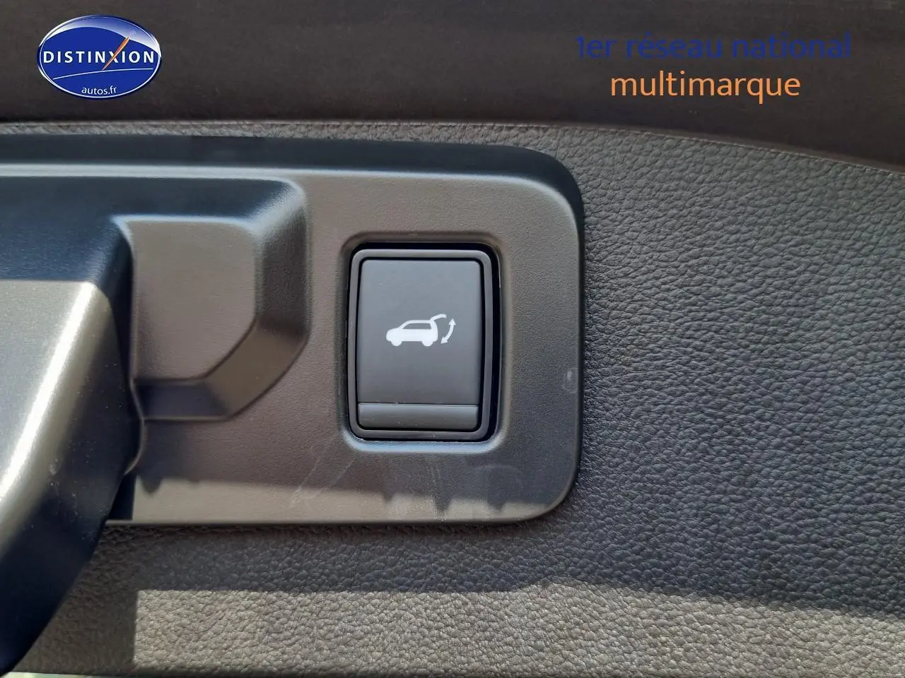 Bouton d'ouverture du hayon motorisé sur panneau intérieur noir du Renault Austral Bleu Iron 2025.