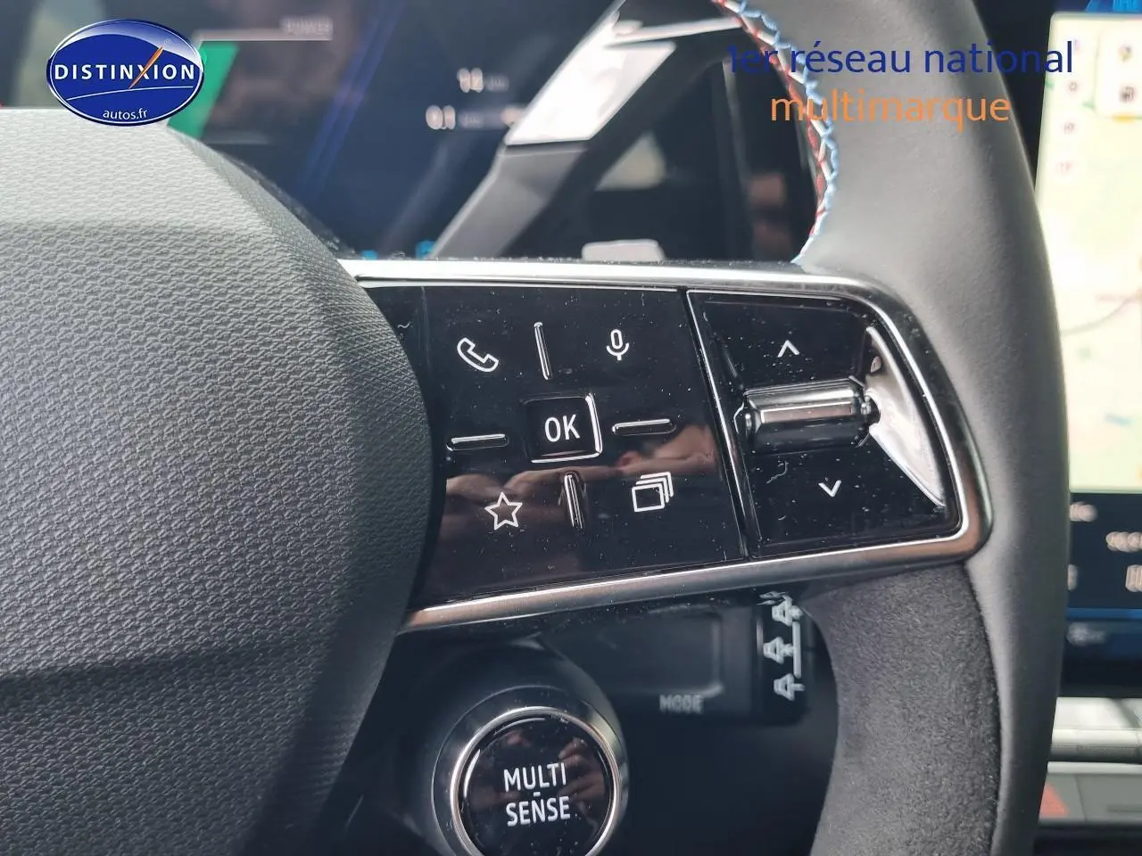 Gros plan sur les commandes multifonctions du volant noir du Renault Austral 2025 version hybride en bleu iron.