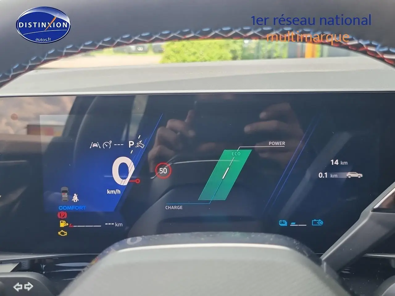 Tableau de bord numérique du Renault Austral 2025 en vue frontale, affichant vitesse et mode éco.