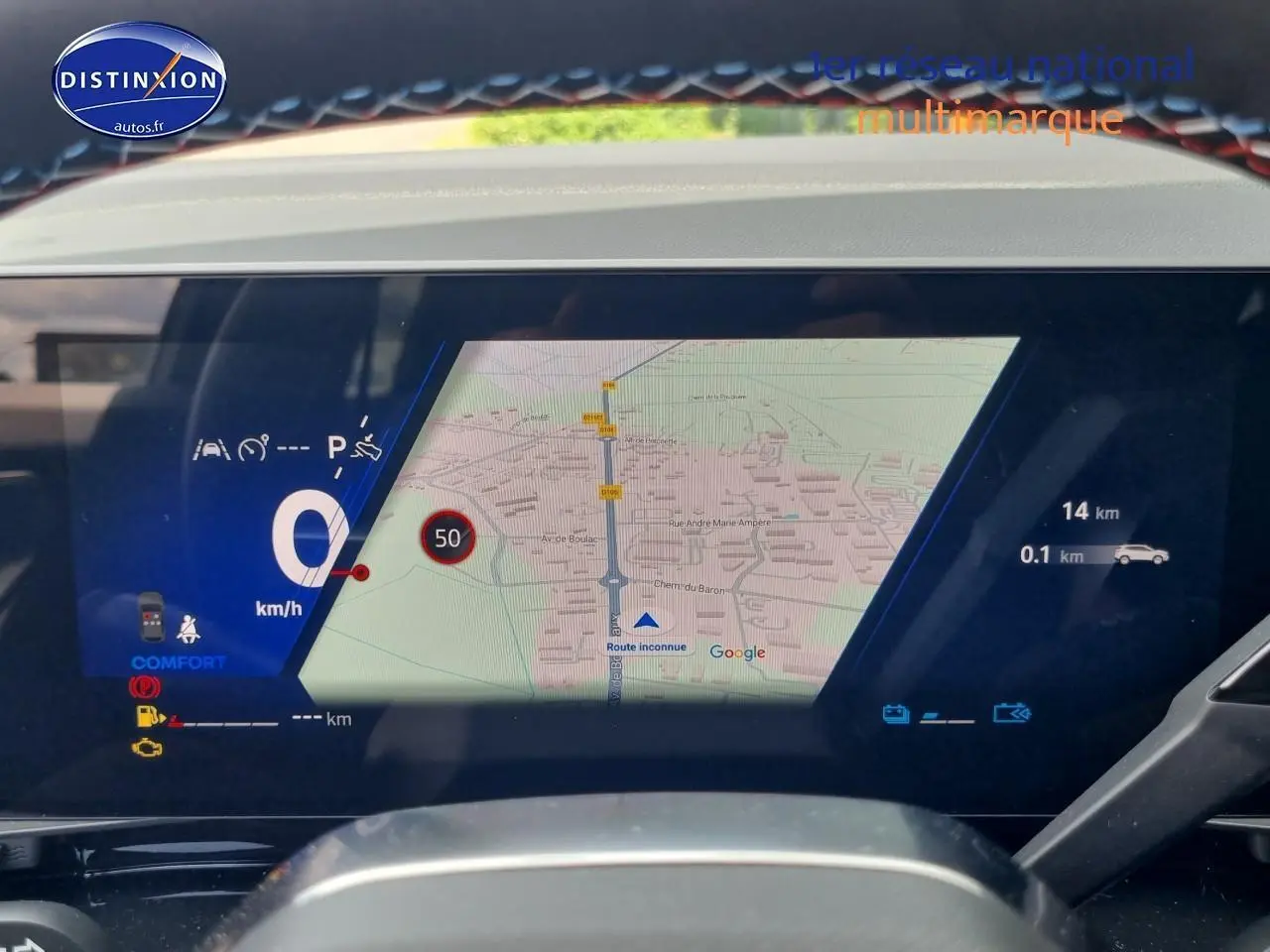 Tableau de bord numérique du Renault Austral 2025 affichant la navigation GPS et l'indicateur de vitesse à l'arrêt.