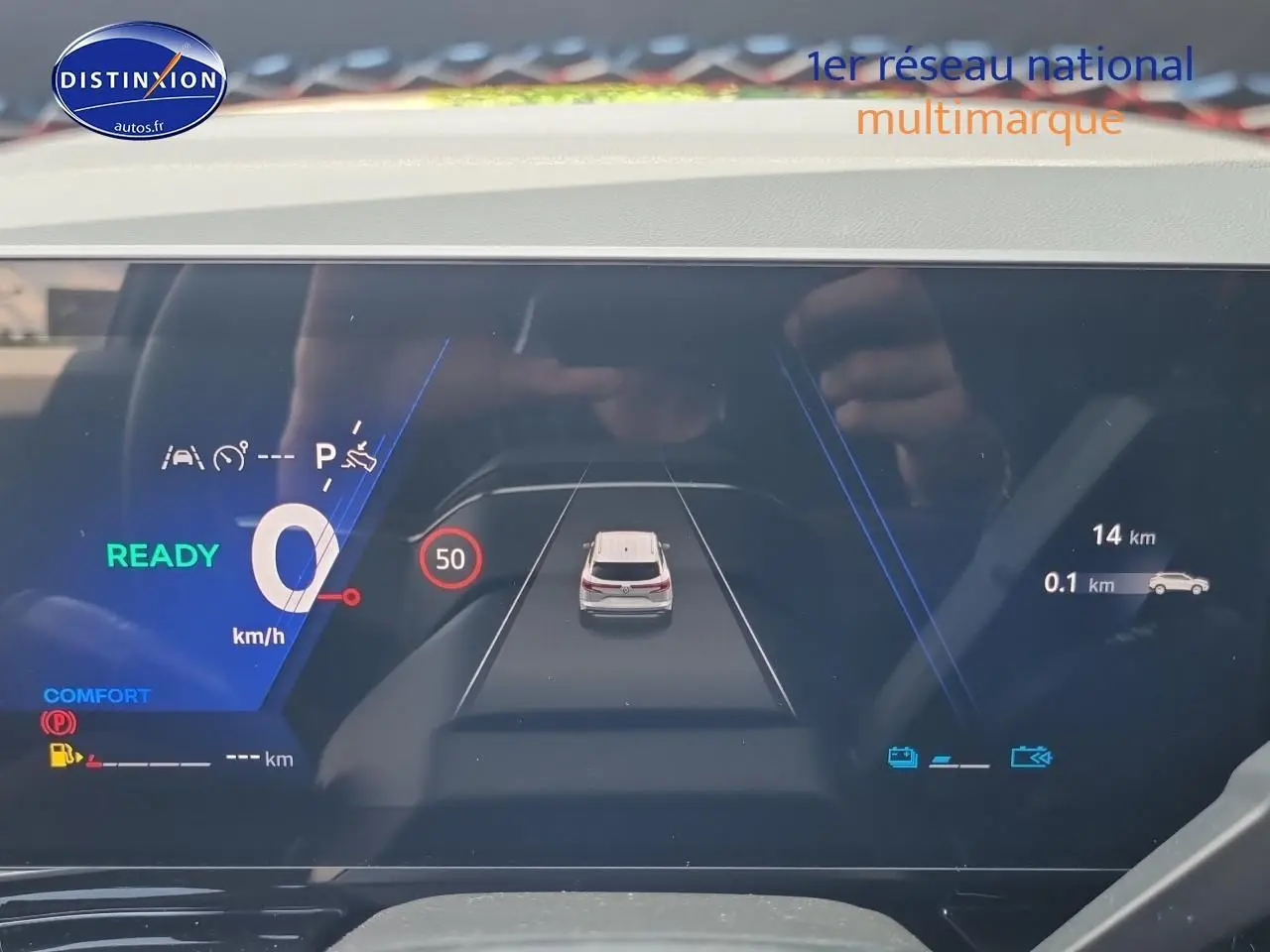 Tableau de bord numérique du Renault Austral 2025 affichant la vitesse, la limite à 50 km/h et l'assistance au maintien de voie.