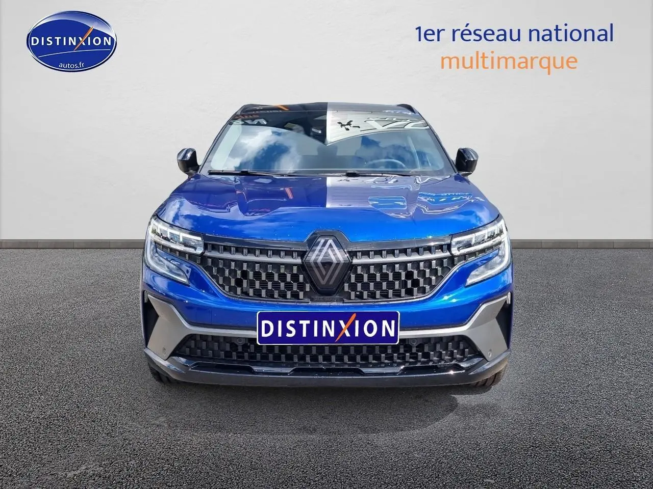 Vue frontale d'un Renault Austral 2025 bleu iron avec calandre noire et logo Renault proéminent.