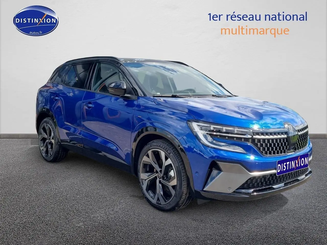 Renault Austral bleu iron en 3/4 avant droit, avec jantes alu et calandre distinctive esprit Alpine.