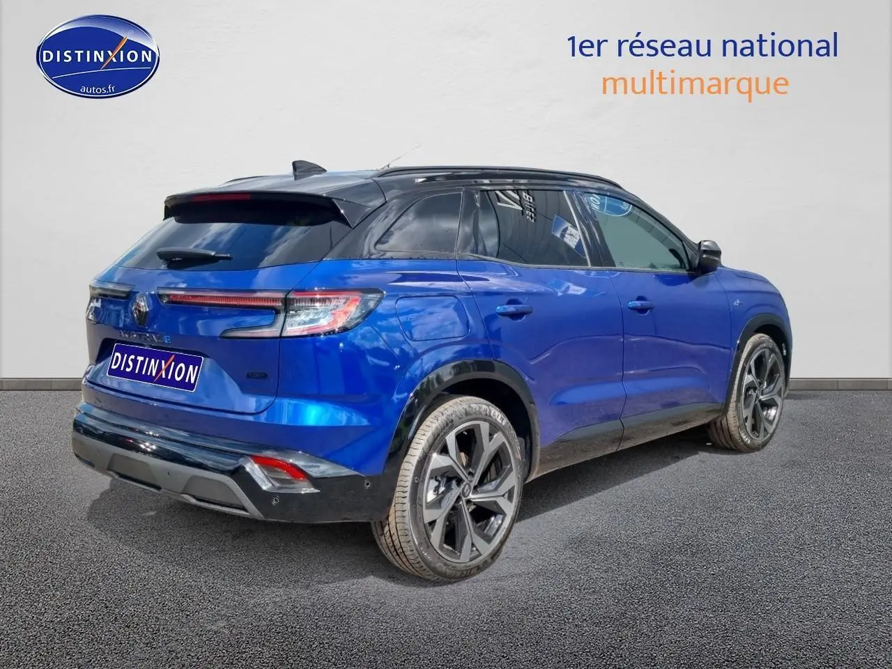 Renault Austral bleu iron en 3/4 arrière droit, avec toit noir et jantes alliage distinctives.
