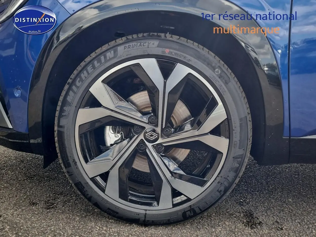 Gros plan sur la jante alu noire et argentée du côté avant gauche d'un Renault Austral Bleu Iron 2025.