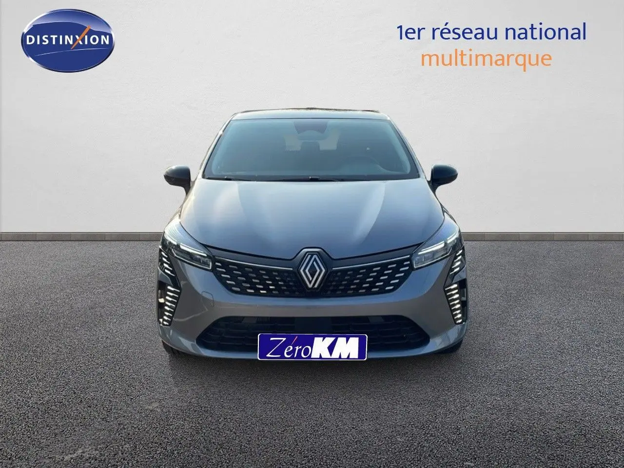 Vue de face d'une Renault Clio 1.5 DCI 100ch Evolution gris schiste métal avec feux LED allumés sur fond neutre.