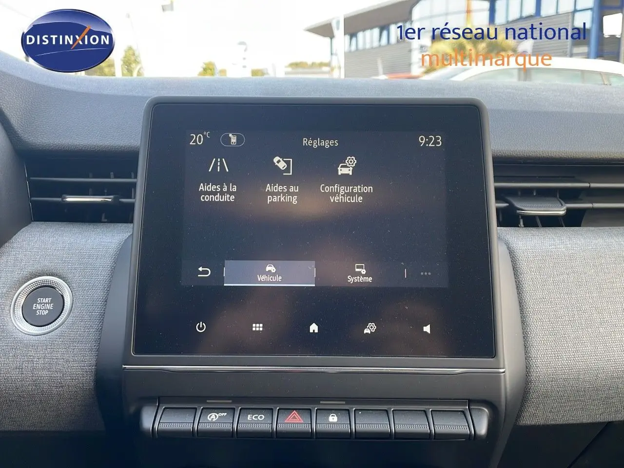 Écran tactile central avec menu de réglages, bouton start/stop et tableau de bord tissu gris dans Renault Clio 2025.