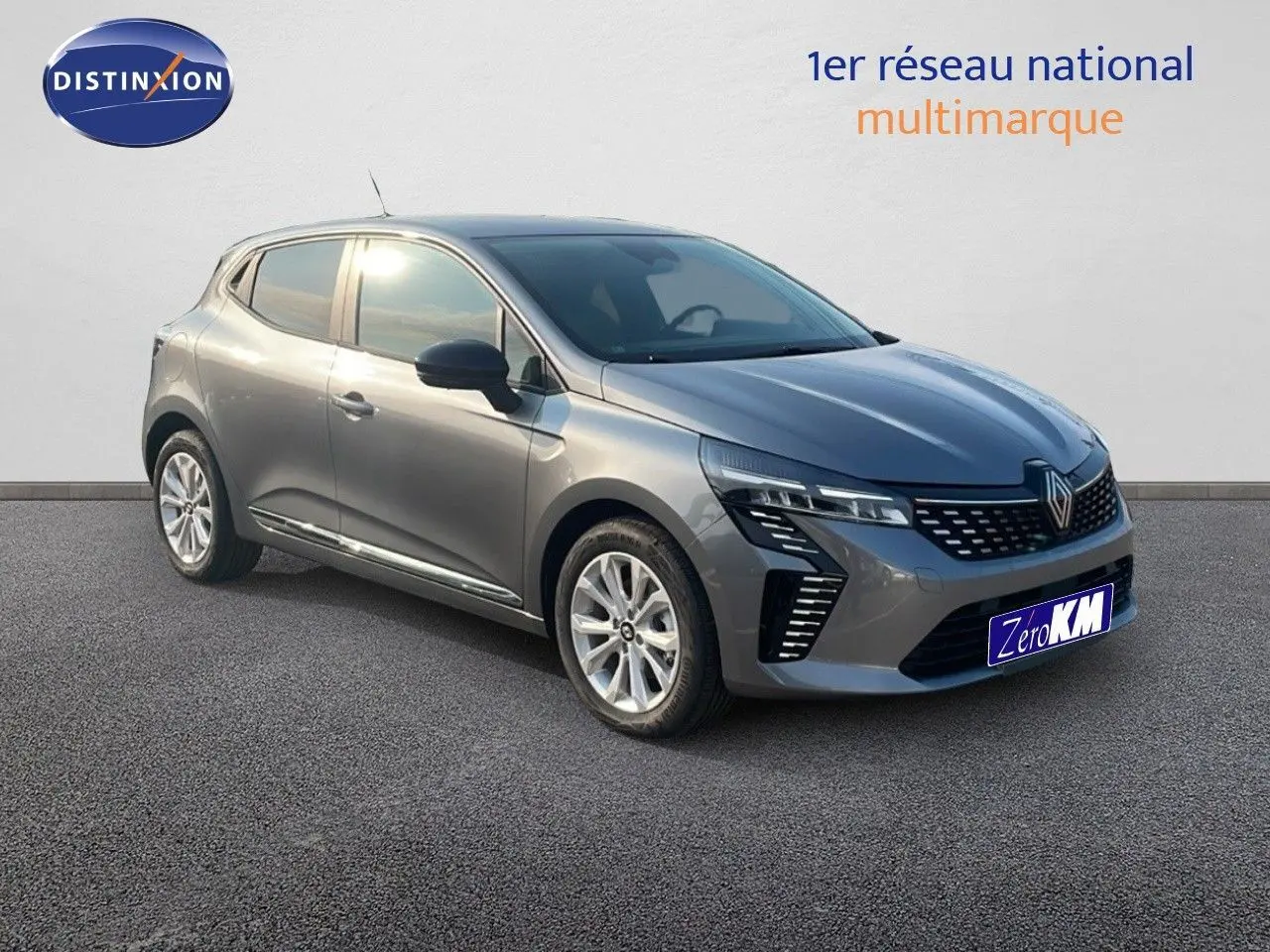 Renault Clio gris schiste métal vue 3/4 avant droit, avec feux LED et jantes alliage 16 pouces.