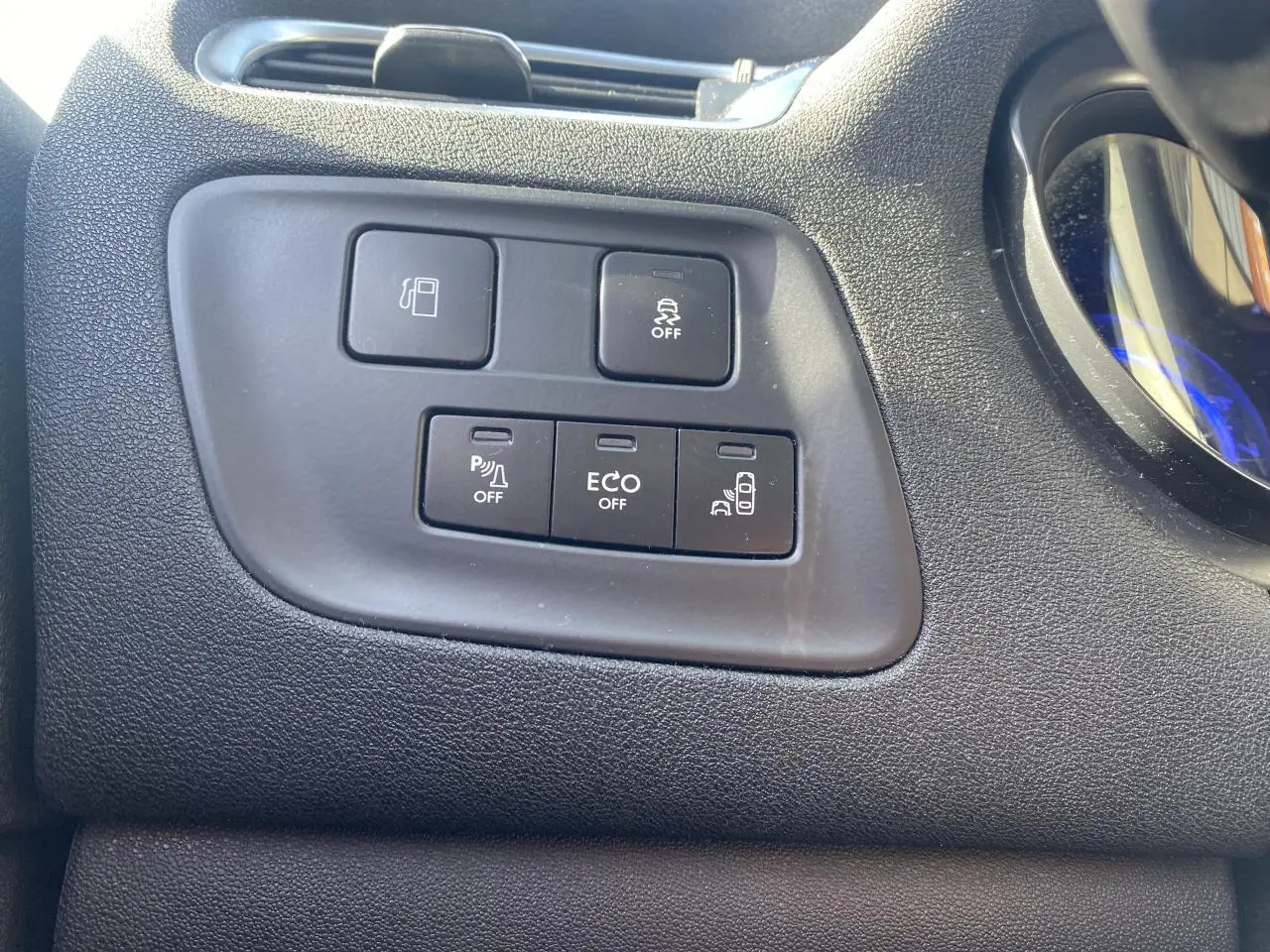 Gros plan sur les boutons de commande côté gauche du tableau de bord d'une Citroën C4 gris platinium, 2017.