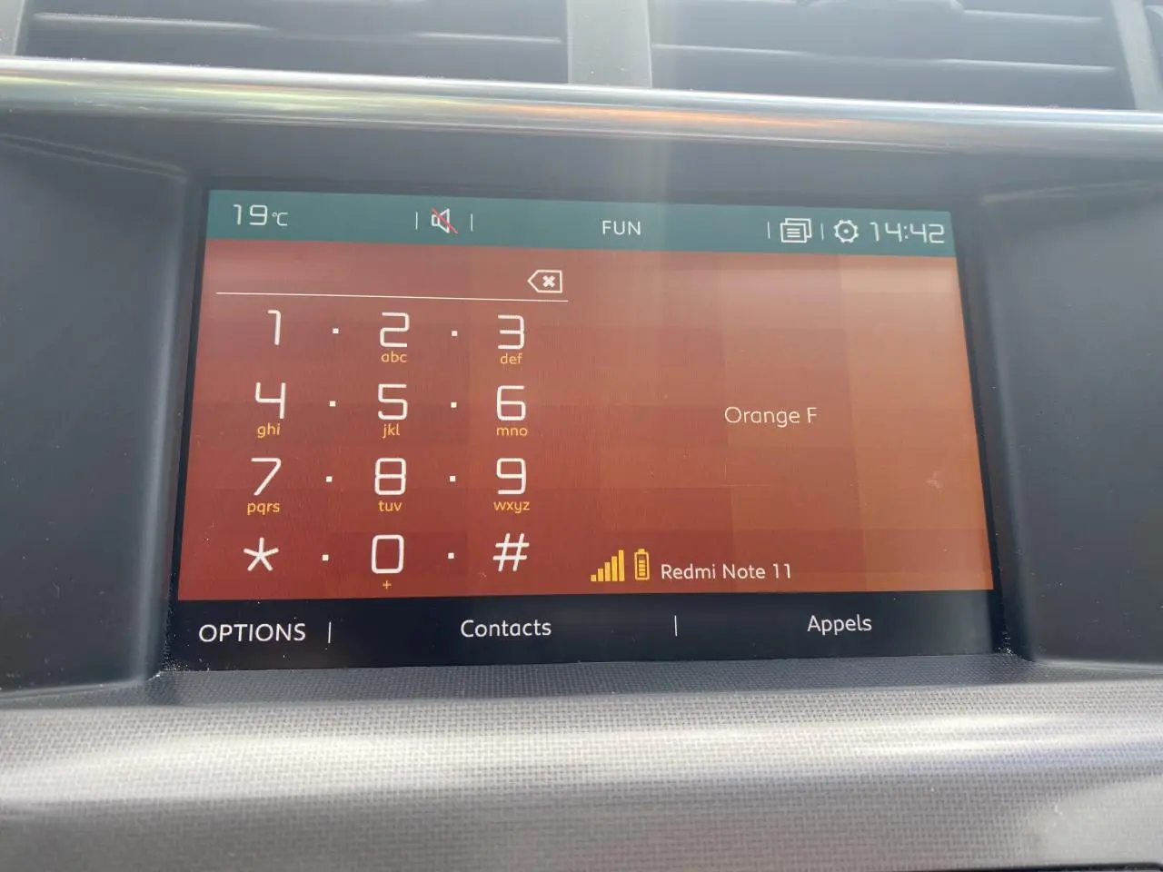 Écran tactile central de la Citroën C4 2017 affichant le clavier téléphonique et la connexion Bluetooth active.