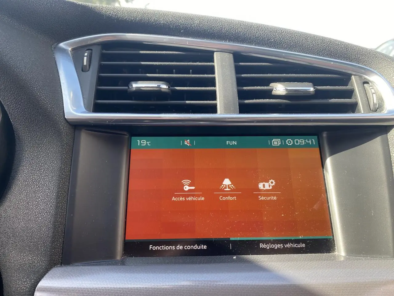 Écran tactile central de la Citroën C4 2017 gris platinium affichant les menus Accès véhicule, Confort et Sécurité.