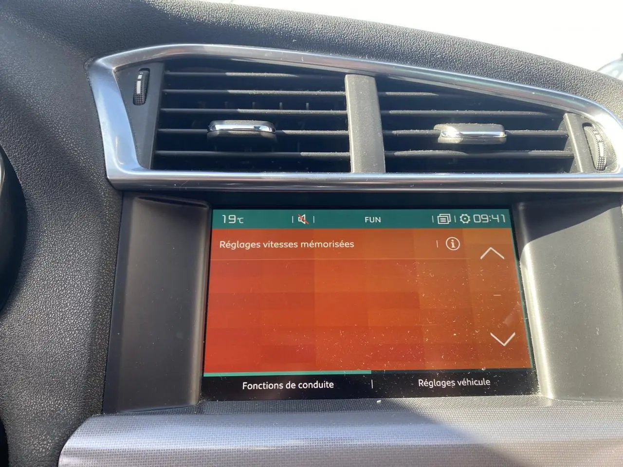 Écran tactile central de la Citroën C4 2017 gris platinium, affichant les réglages de vitesses mémorisées.