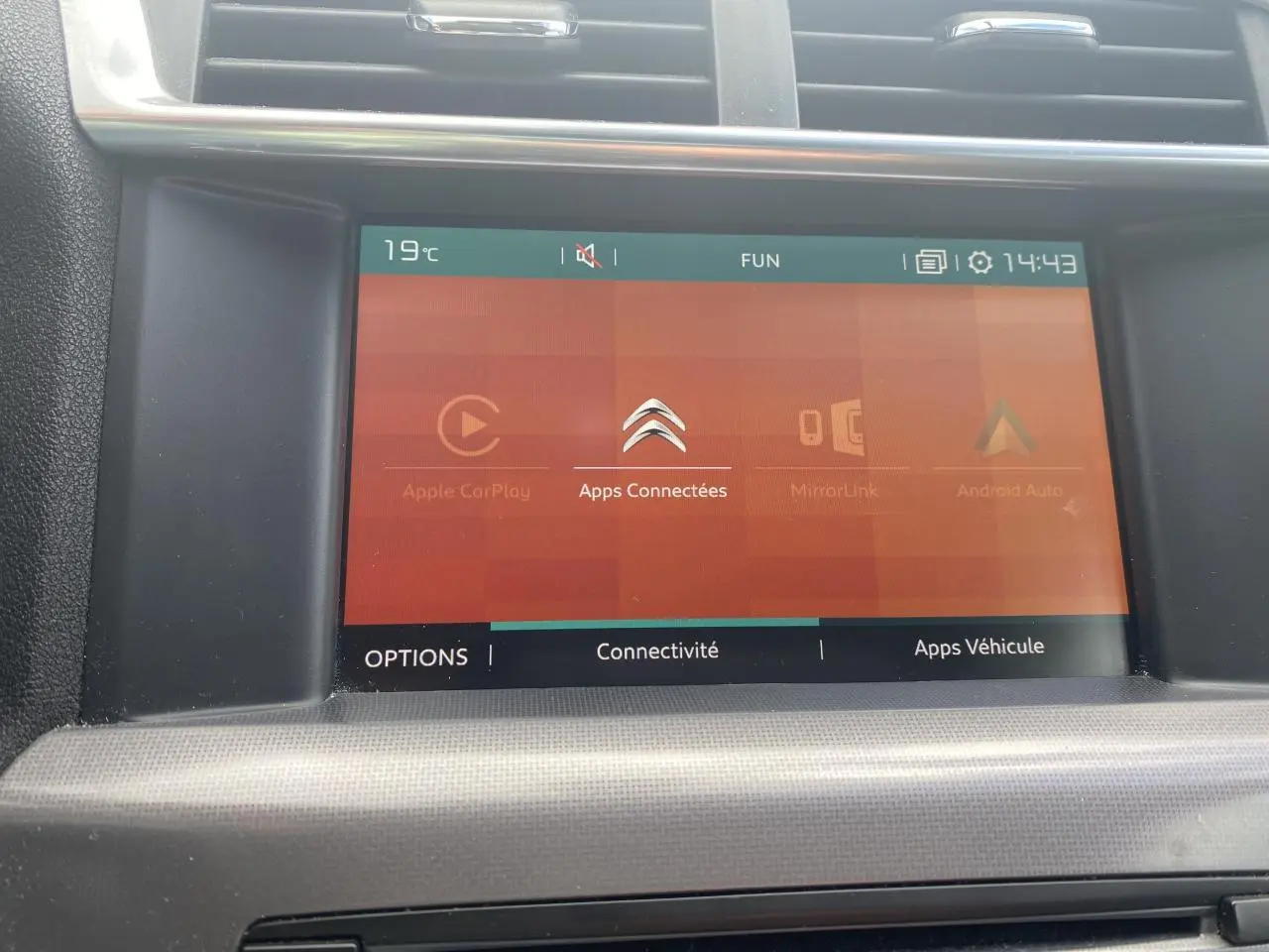 Écran tactile central de la Citroën C4 2017 affichant les applications connectées sur fond orange.