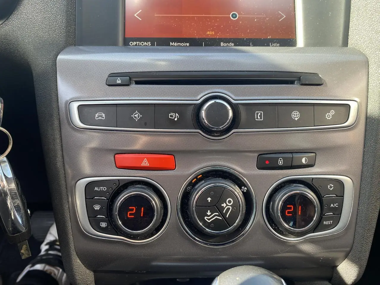 Tableau de bord de Citroën C4 gris platinium 2017, avec commandes climatisation automatique affichant 21°C.