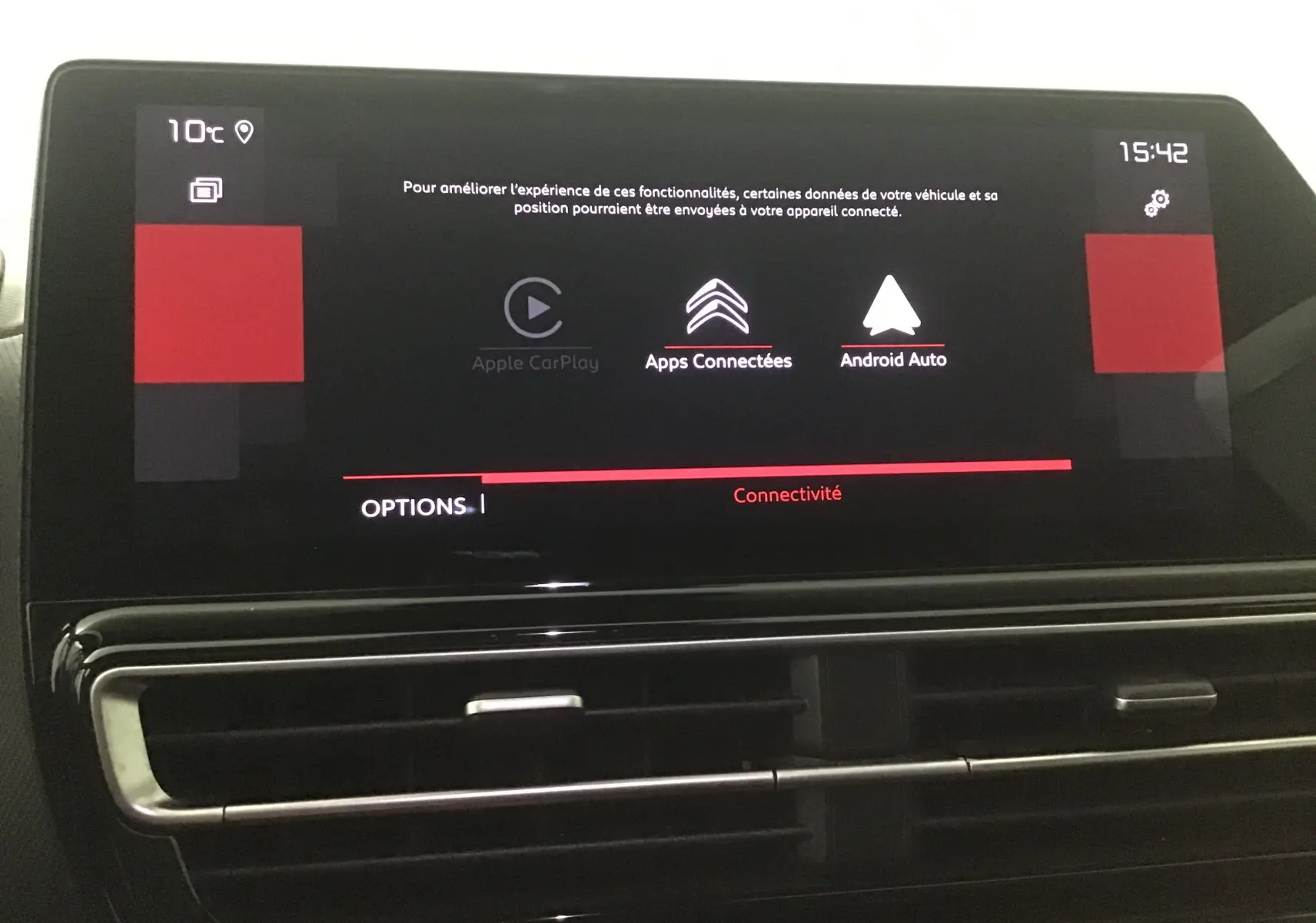 Écran tactile central du Citroën C5 Aircross 2024 affichant les options Apple CarPlay, Android Auto et connectivité.