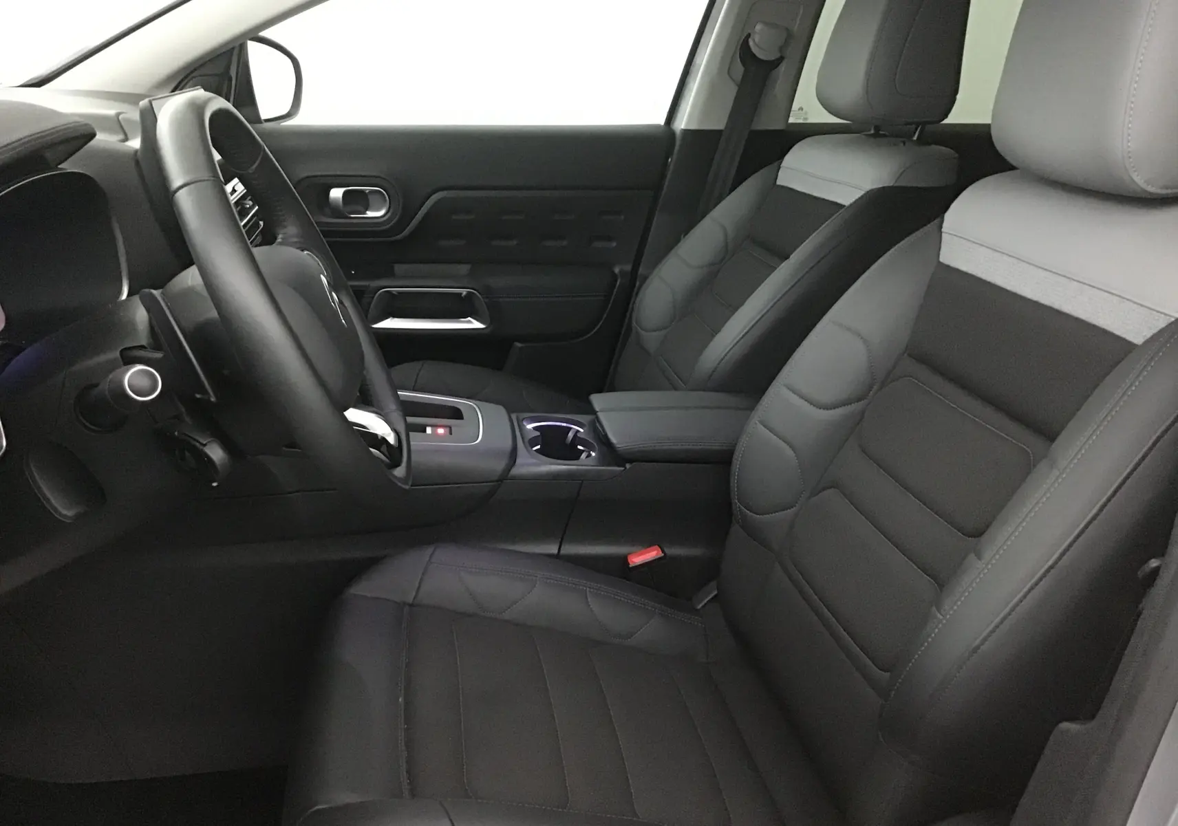 Vue intérieure côté conducteur du Citroën C5 Aircross 2024 avec sièges en cuir gris et console centrale moderne.