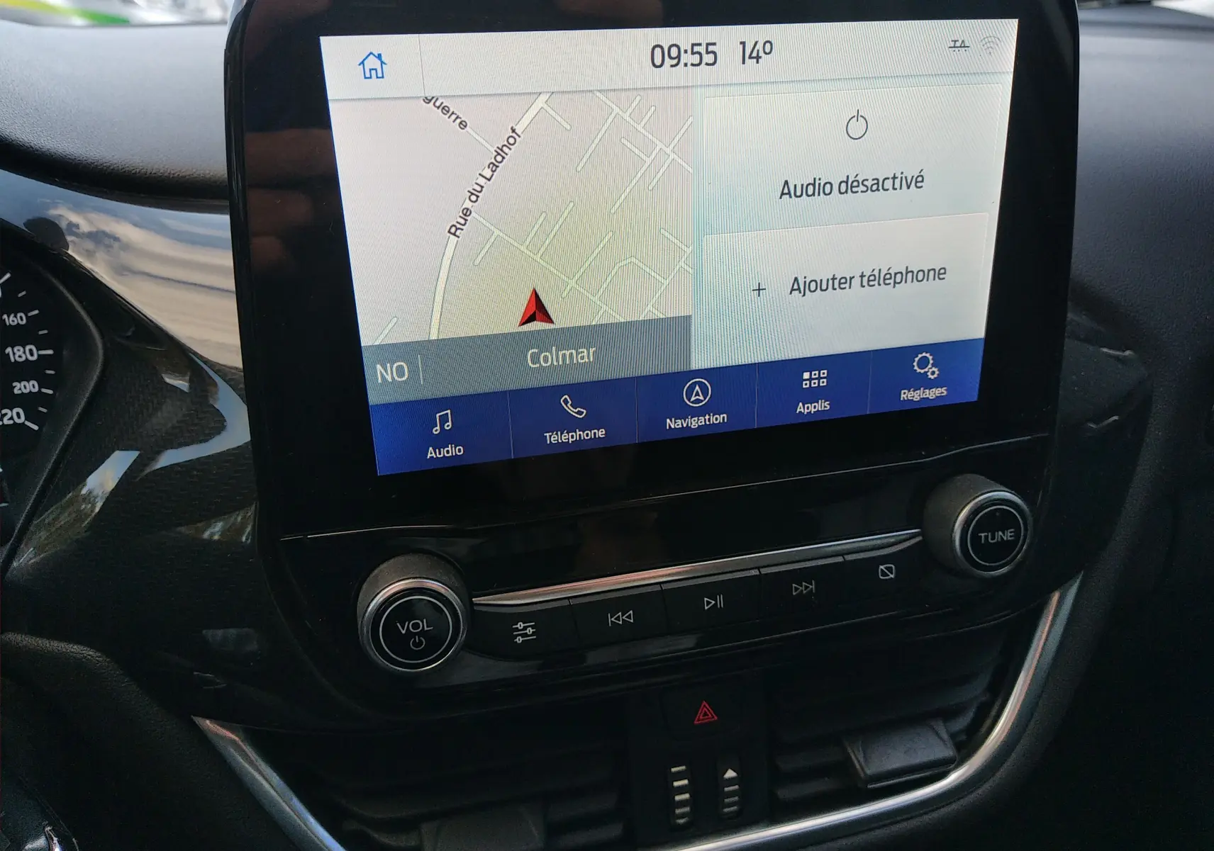 Vue rapprochée de l'écran tactile central avec navigation et commandes audio dans le Ford Puma blanc 2021.