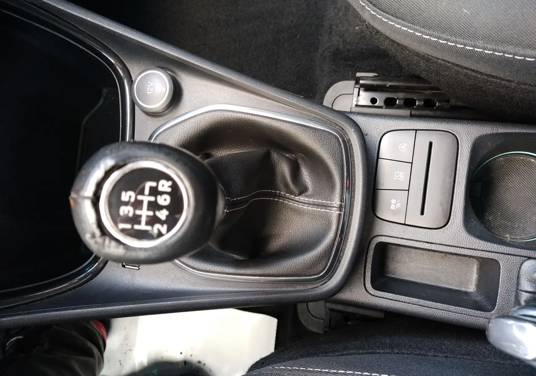 Vue rapprochée de la console centrale du Ford Puma blanc 2021, mettant en valeur le levier de vitesses manuel et les boutons de commande.