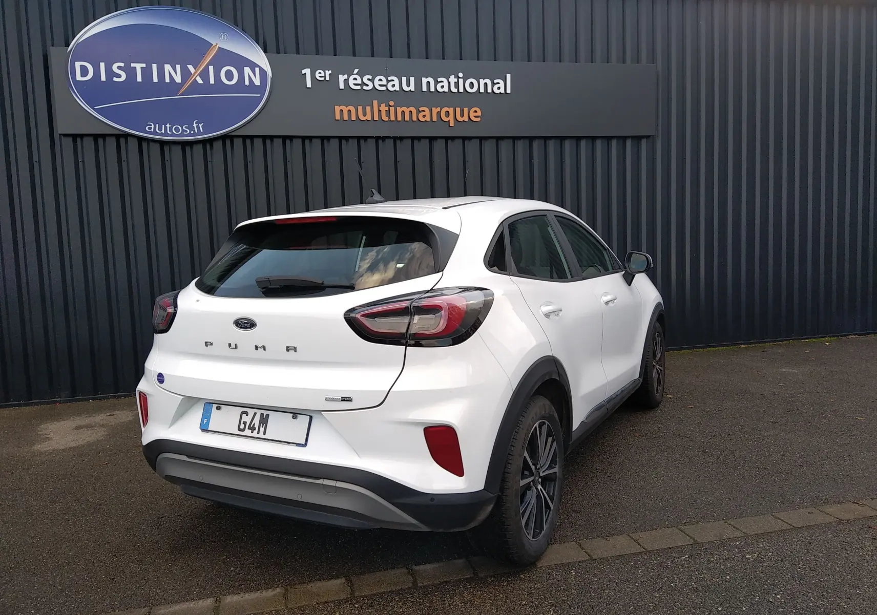 Vue 3/4 arrière droite d'une Ford Puma blanche 2021 avec feux arrière LED et jantes alliage biton.