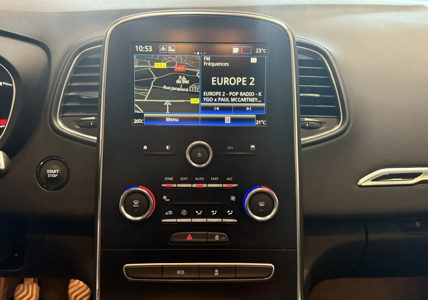 Tableau de bord du Renault Grand Scenic IV Business 2020 avec écran tactile affichant GPS et radio Europe 2.