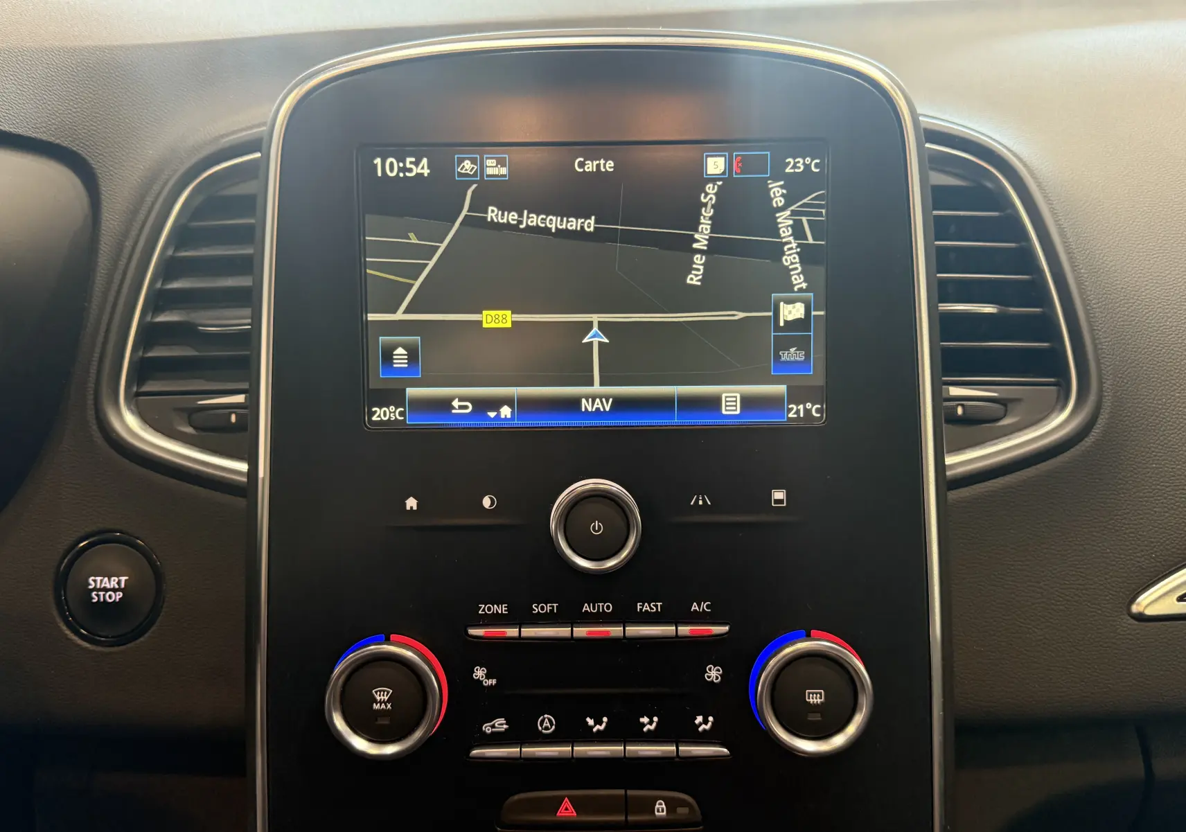 Tableau de bord du Renault Grand Scenic IV Business 2020 en gris, avec écran GPS central et commandes climatisation visibles.