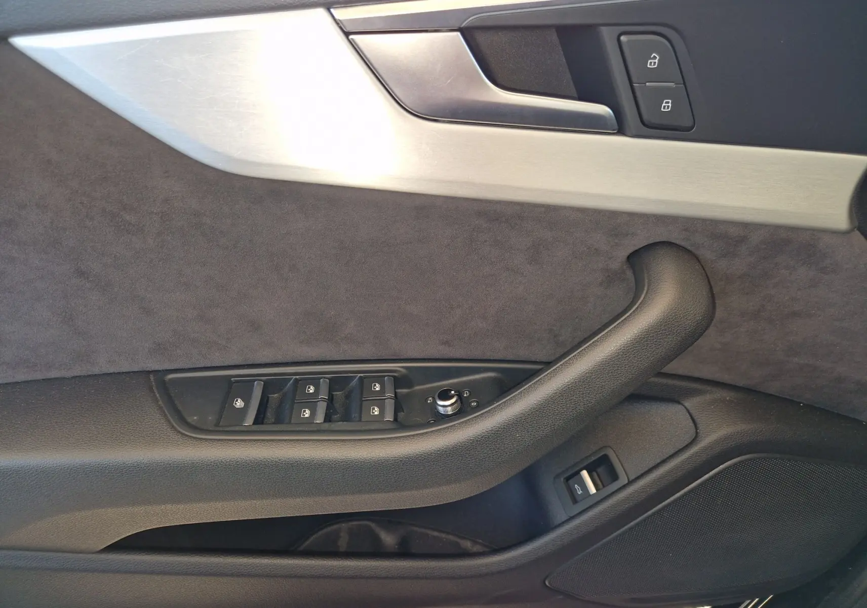 Intérieur côté conducteur de l'Audi A5 Cabriolet noir 2017, avec commandes de vitres et verrouillage sur la portière.