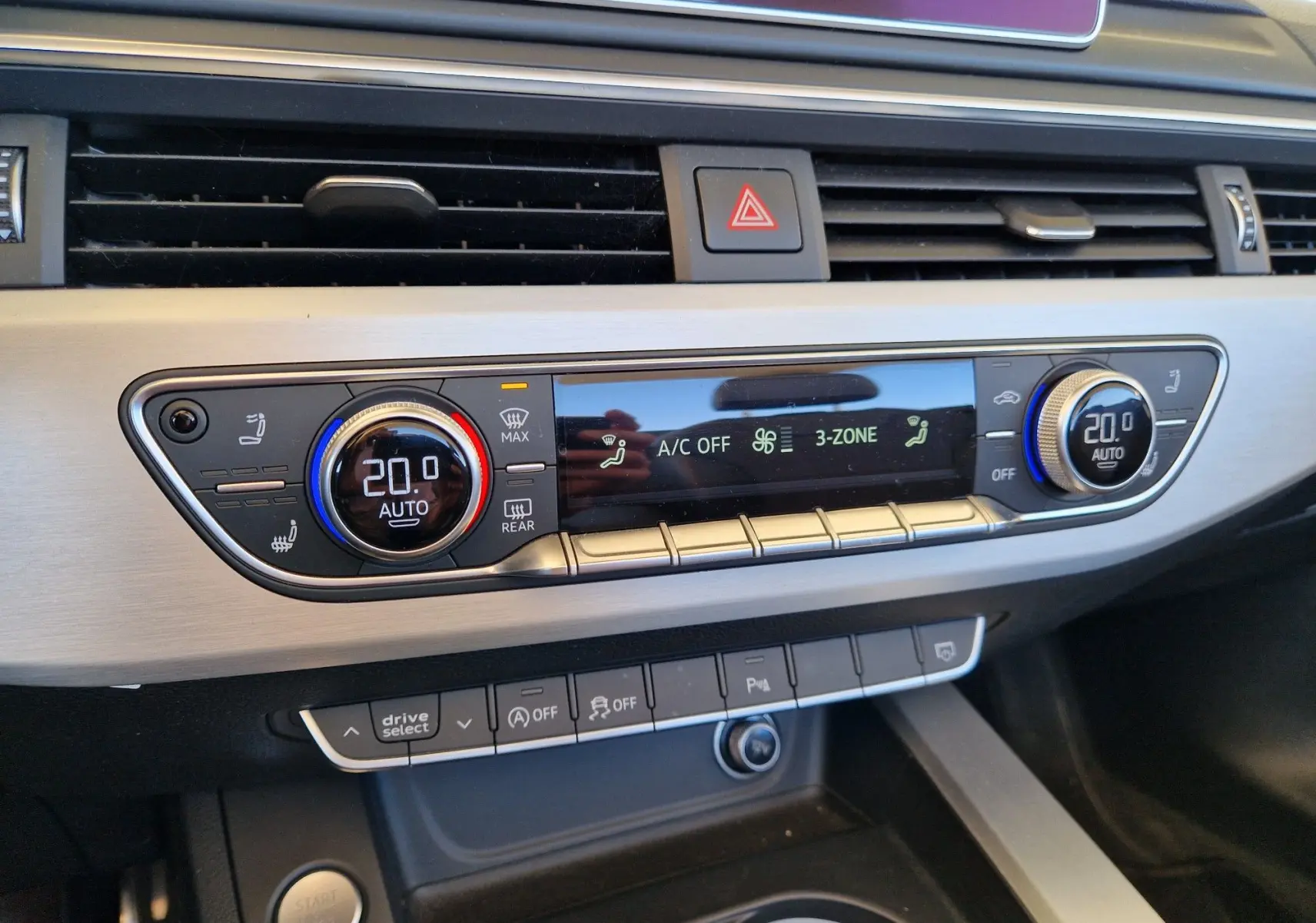 Détail de la console centrale de l'Audi A5 Cabriolet 2017, montrant les réglages de climatisation automatique à 20°C.