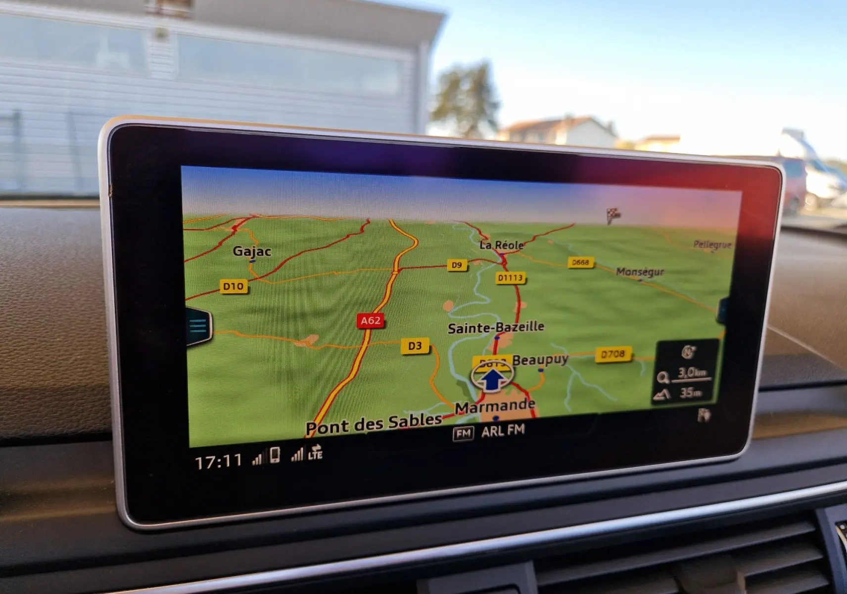 Écran de navigation GPS affichant une carte routière dans l'habitacle d'une Audi A5 Cabriolet noire de 2017.