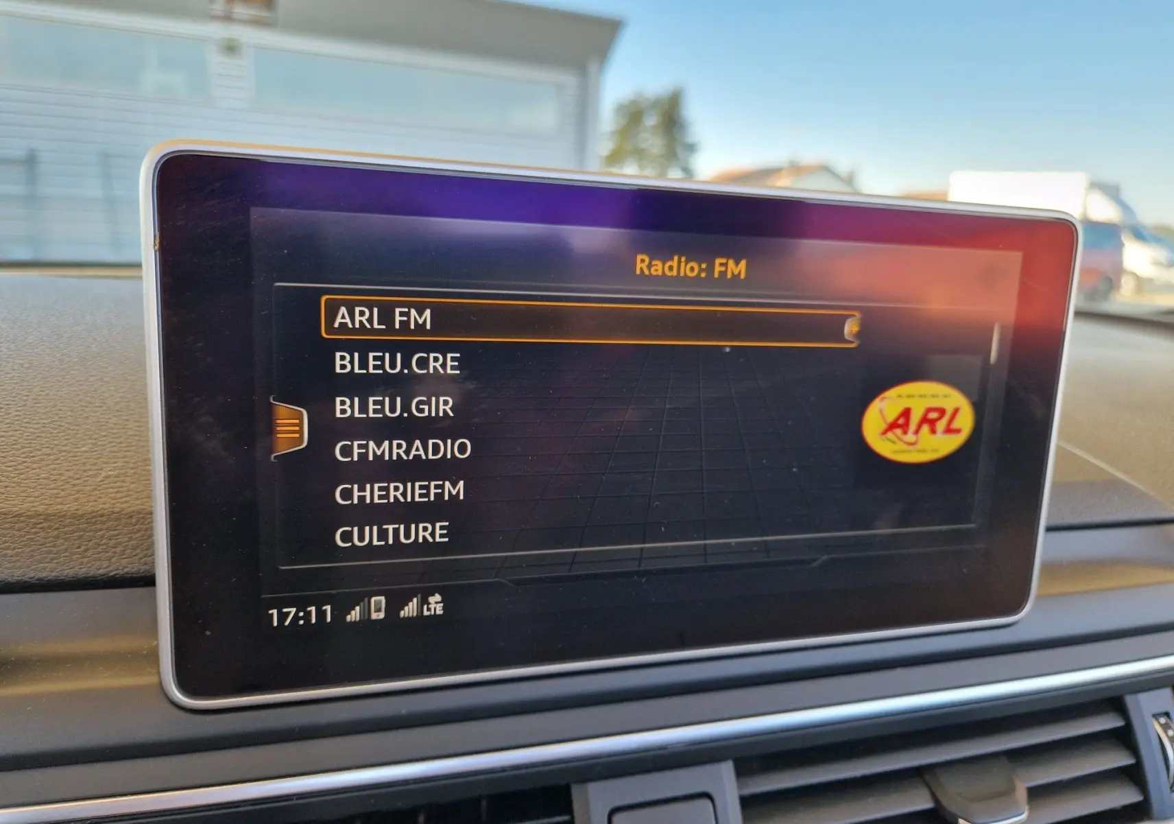 Écran multimédia affichant les stations radio FM dans l'habitacle d'une Audi A5 Cabriolet noire de 2017