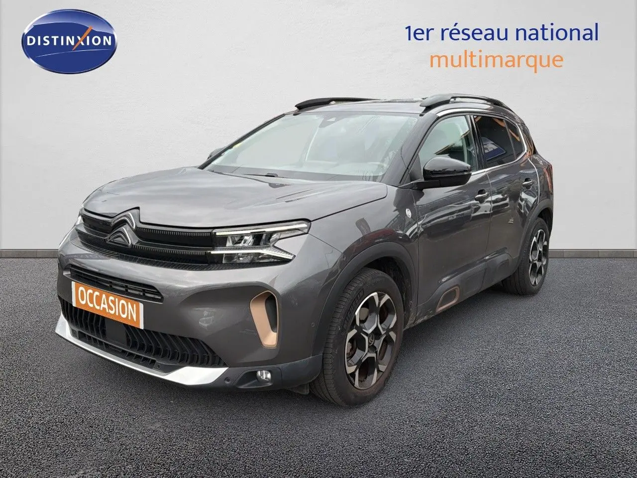 SUV Citroën C5 Aircross gris platinium en 3/4 avant droit, avec jantes bi-ton et détails couleur bronze sur la carrosserie.
