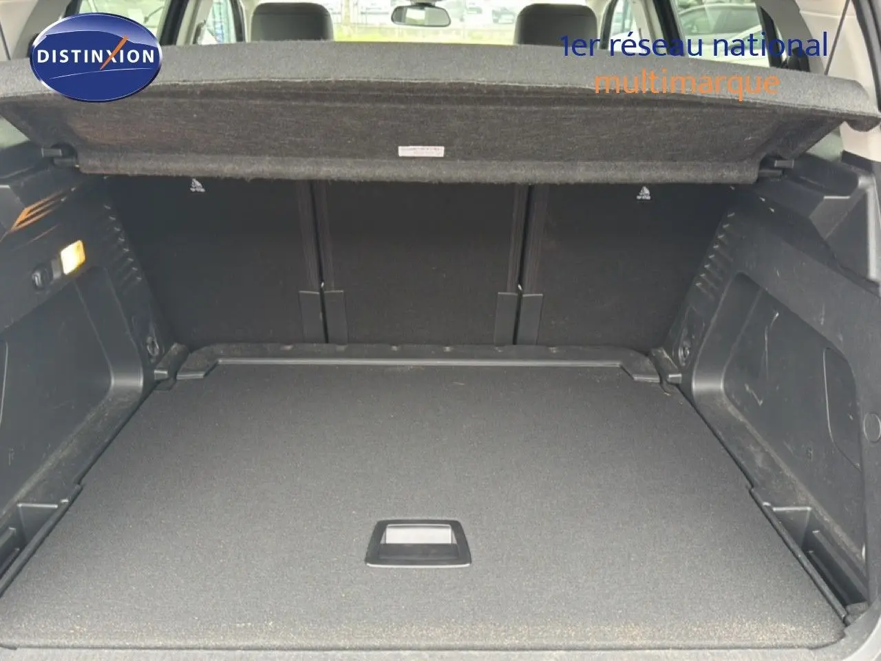 Coffre ouvert vu de l’arrière d’un Citroën C5 Aircross gris platinium, montrant l’espace de chargement et la tablette cache-bagages.