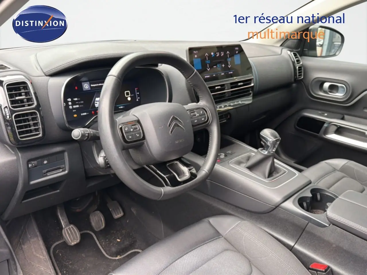 Intérieur gris platinium du Citroën C5 Aircross 2022, vue côté conducteur sur le volant et la console avec boîte manuelle.