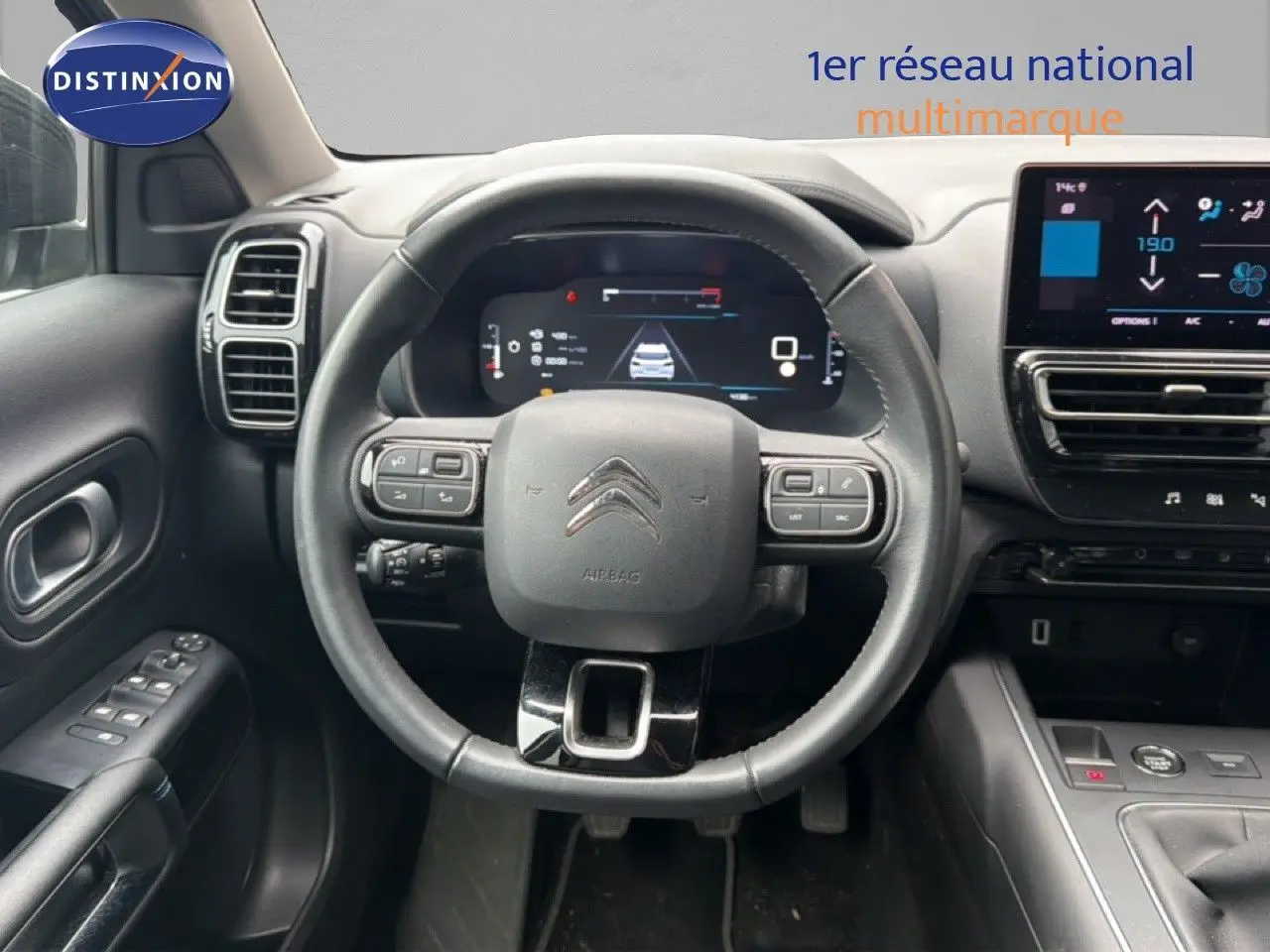 Vue frontale du poste de conduite du Citroën C5 Aircross 2022, volant cuir noir et tableau de bord digital.
