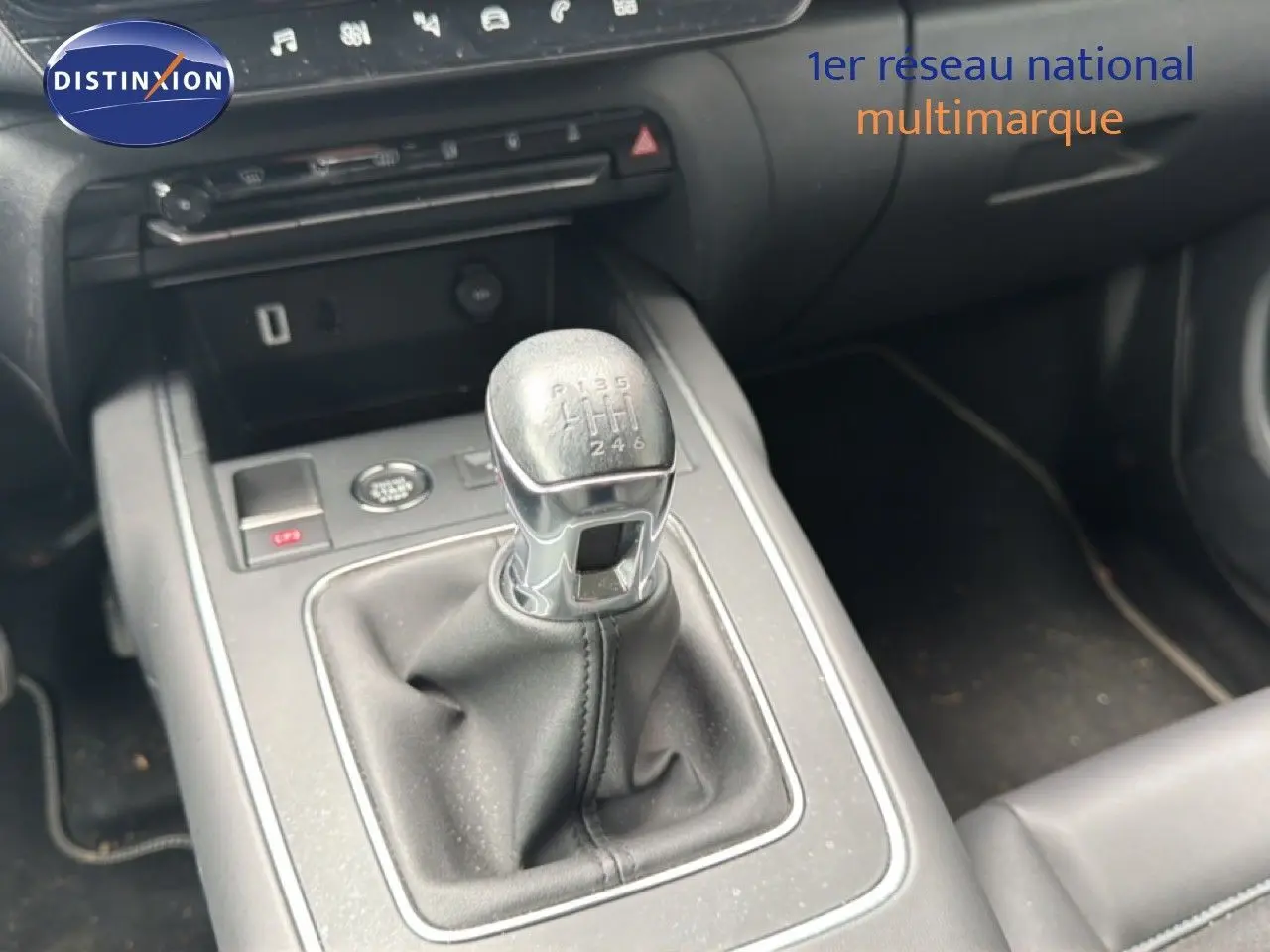 Le levier de vitesses manuel de la Citroën C5 Aircross gris platinium, vu en gros plan depuis l'avant intérieur.