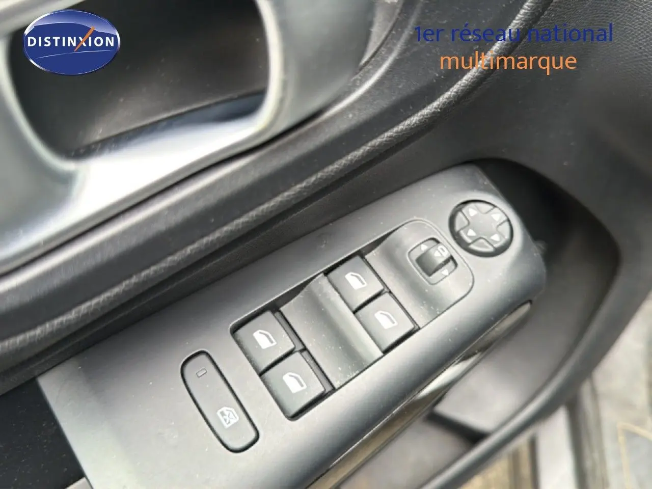 Gros plan sur les commandes des vitres électriques côté conducteur du Citroën C5 Aircross gris platinium, version 2022.