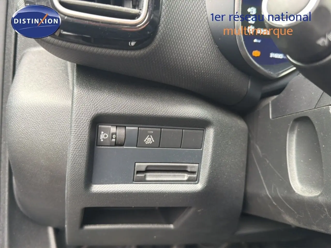 Détail du tableau de bord côté gauche du Citroën C5 Aircross gris platinium, montrant les commandes d'éclairage et d'assistance.